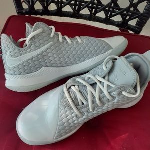 Mens Nikes  Witness Akron shoes